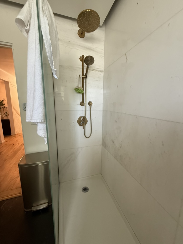 Aumann upstairs shower
