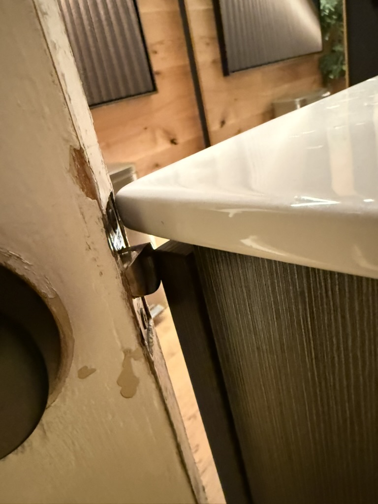 latch makes contact not door